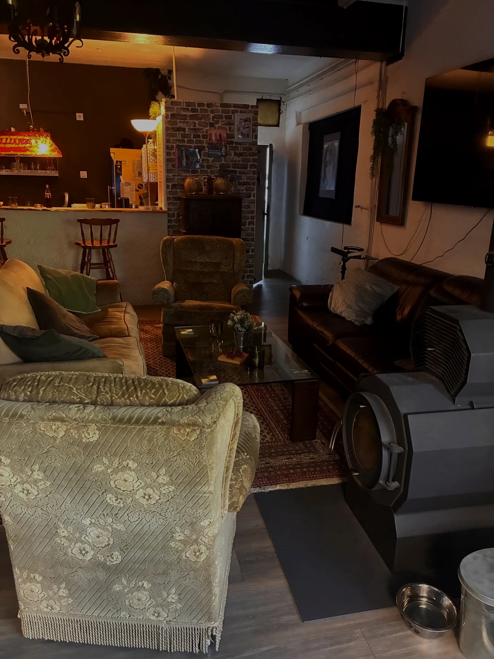 Sitzbereich im Clubraum mit Platz zum Zusammensitzen