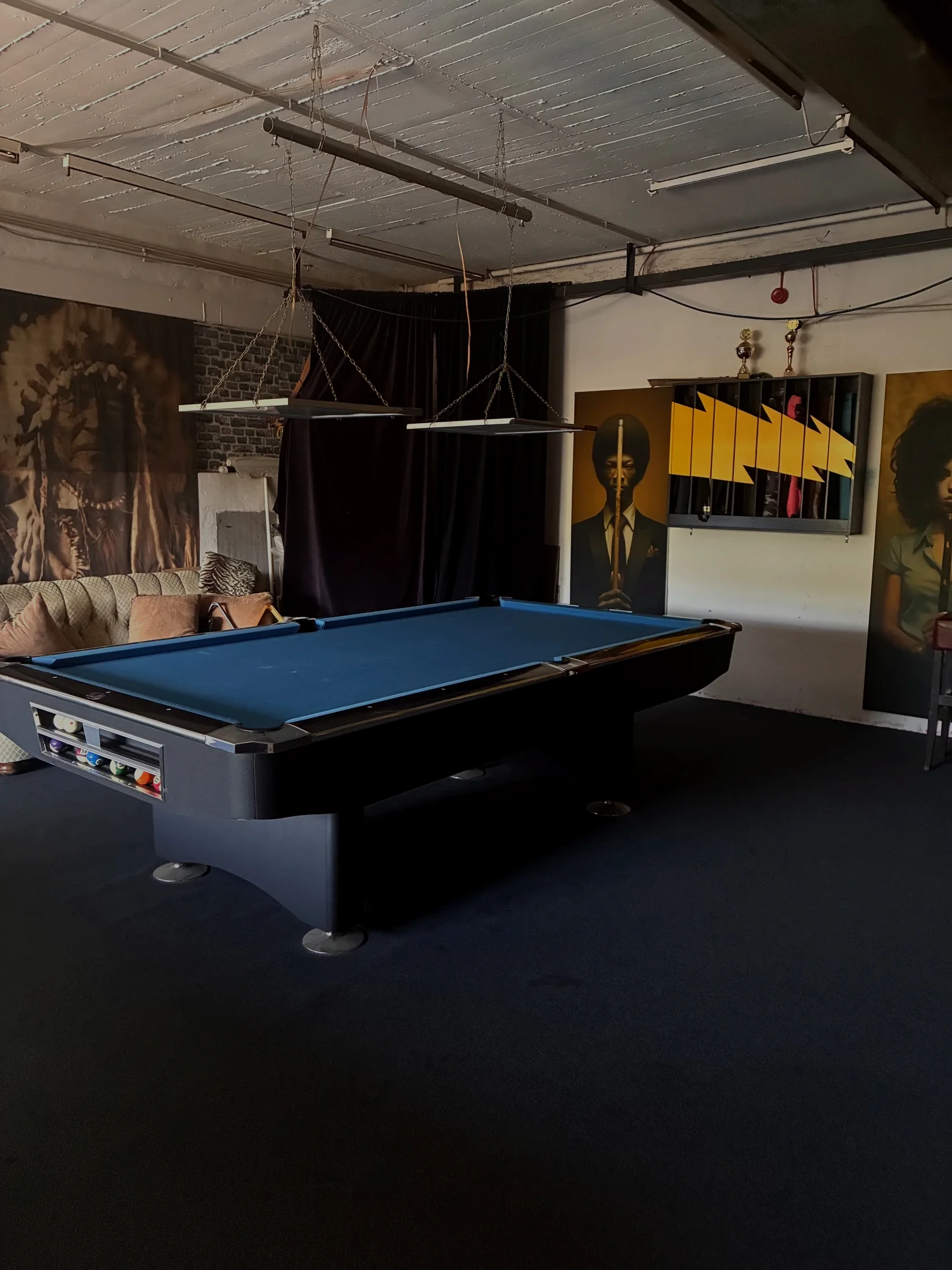 Blauer Poolbillardtisch im Vereinsraum des Billiardzimmer e.V.